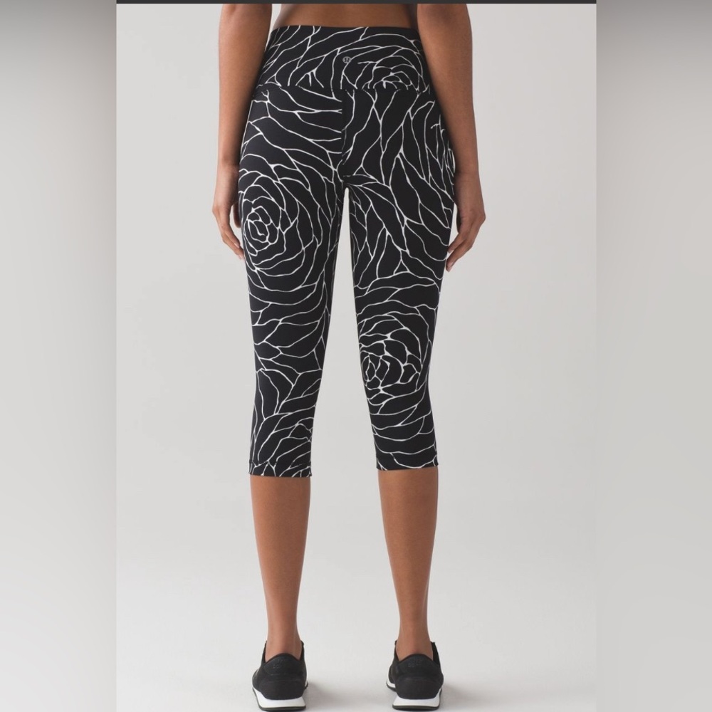 EUC Lululemon Wunder Under Hi-Rise 1/2 Tight *Full-On Luxtreme 17" 4